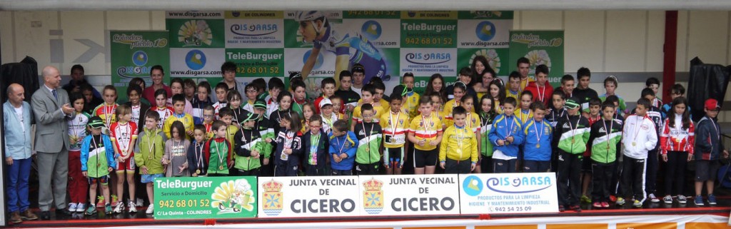 Podium_con_todos_los_participantes_en_el_Campeonato_JJDDEE