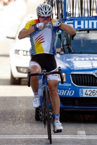 Anna Ramírez besa su maillot al entrar en meta. © ruedalenticular.com