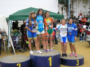 Las féminas, en el podio del Trofeo Feria Chica. © FAC