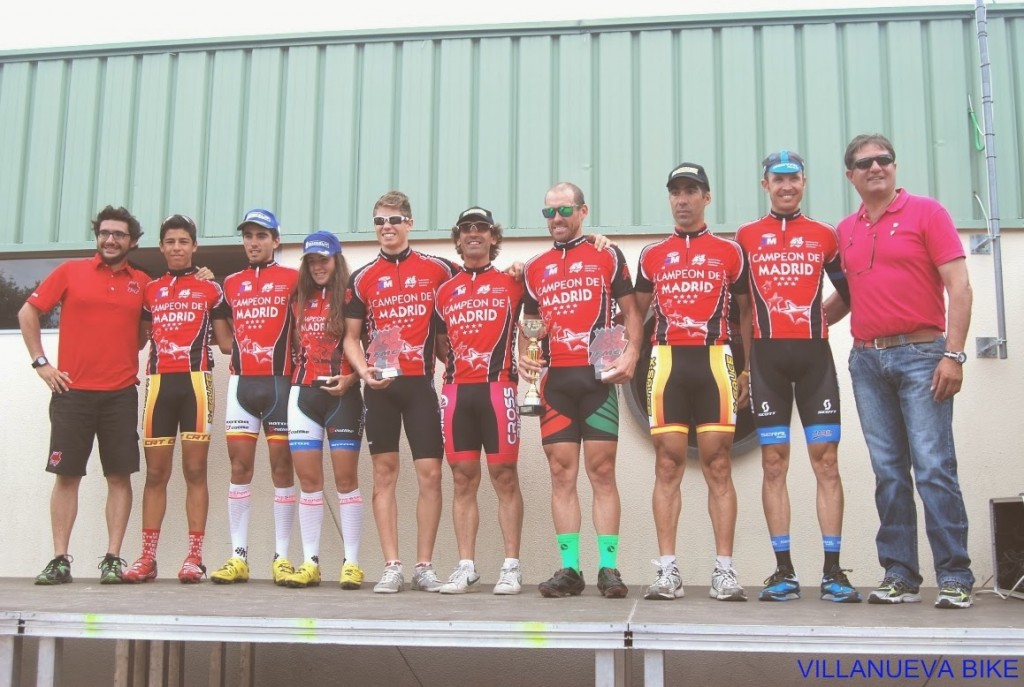 Los campeones madrileños vistieron sus nuevos maillots en el podio de La Cabrera.
