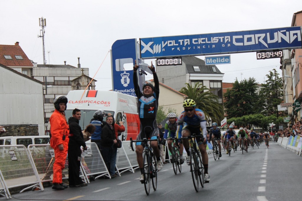 David Santillana, en un apretado sprint con el portugués Coutinho y el padronés Mariño.