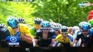 Froome con su inhalador © twitter