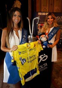 El maillot y el trofeo