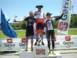 Ruiz de Larrinaga, con Cia y Zubero, campeones de Euskadi.