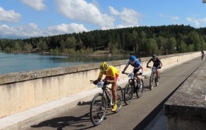 El podio femenino, rodando por la presa de Aguilar de Campoo.