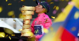 Quintana besa el trofeo © Movistar