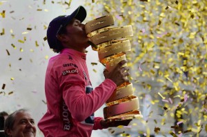 Quintana besa el trofeo © Giro 