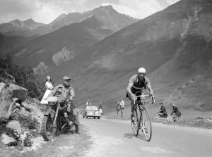 Bartali, escalando en solitario en el Tour © radioalice.cbslocal.com