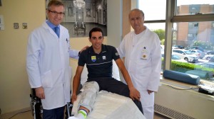 Contador, entre los médicos Leyes y Guillén © Cemtro