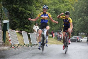 Entrada en meta de González y Álvarez. © FGC
