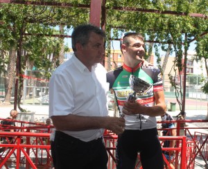 Amadeo Olmos, presidente de la FCCV, haciendo entrega del trofeo al vencedor