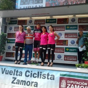 Marc Soler, en el podio tras su exhibición en la 3ª etapa. 