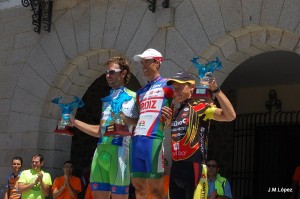 Pedro Merino, en el podio , junto a José A. Larrea y Vladislav Bakumenko. © J. M. López - CD Caloco