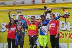 Podio élite, con los nuevos campeones de descenso. © RFEC