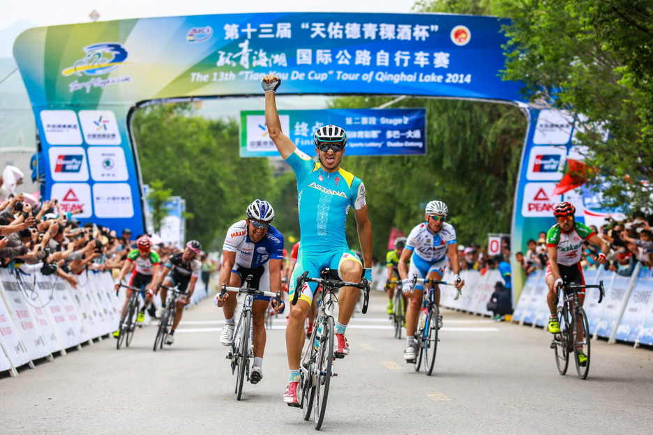La victoria del italiano con Aberasturi a la derecha © Vuelta Qinghai