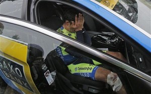 Contador, hundido en el coche de su equipo © AP