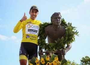 Fernández, con la estatua de Agostinho