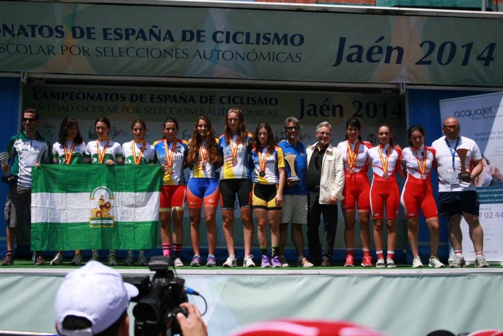 Podio femenino por selecciones. © RFEC