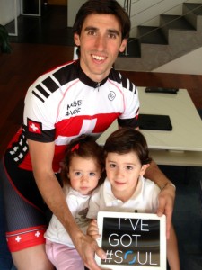 Javier Esgueva, promotor del proyecto SOUL, con sus dos hijos.