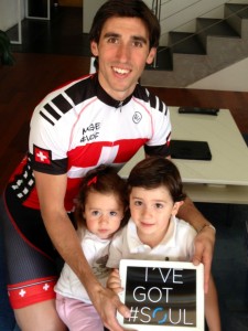 Javier Esgueva, promotor del proyecto SOUL, con sus dos hijos.