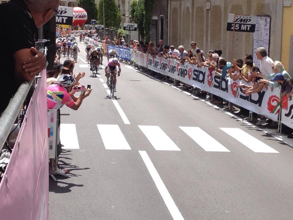 Sprint final en Chiavenna con Marianne Vos, Giorgia Bronzini y Emma Johannson. © Giro Rosa