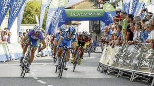 Apretadísima llegada en el Circuito de Escalante. © Fotur Cantabria