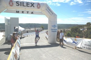 Brustenga, cruzando la pancarta de meta. © FAC