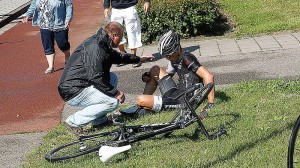 Las caídas fueron constantes al paso por las rotondas de los últimos kilómetros.