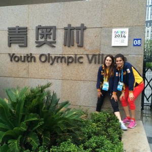 María Rodríguez y Elisabet Escursell, en la puerta de Villa Olímpica.