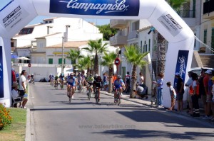 Llegada a meta de los máster en Ca’nPicafort © balearbike