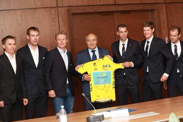 Nibali ofrece su maillot amarillo en Astana