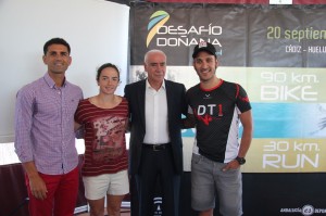 Los triatletas Jon Karro y Ana Ruz también acudieron a la presentación.