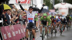 Entrada triunfal de Stybar en meta.