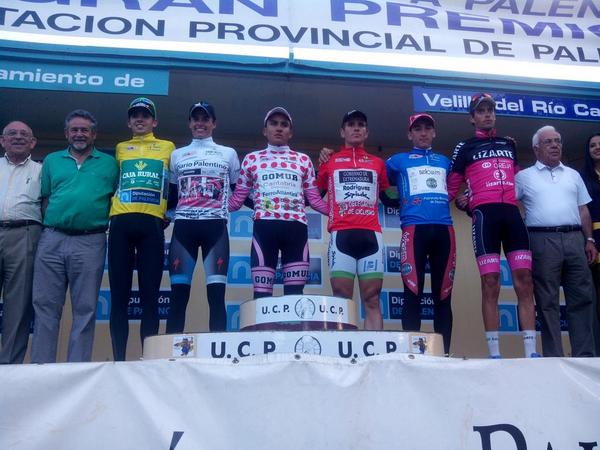 Todos los líderes, junto al vencedor de la 3ª etapa, en el podio.