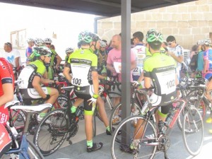 Los corredores, preparándose para tomar la salida. © Antonio Pardo