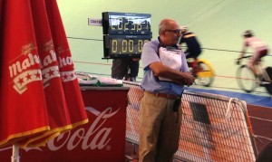 José Gómez, ejerciendo sus labores de árbitro.