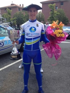 Pablo Alonso, con la txapela de ganador...