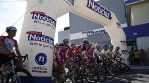 Salida neutralizada de la 1ª etapa, en Pamplona. © Patxi Cascante