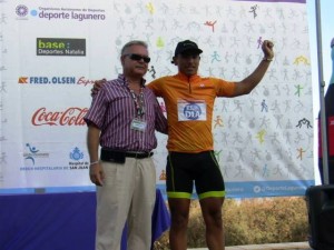 Esteban Cardona, en el podio tras la primera etapa.