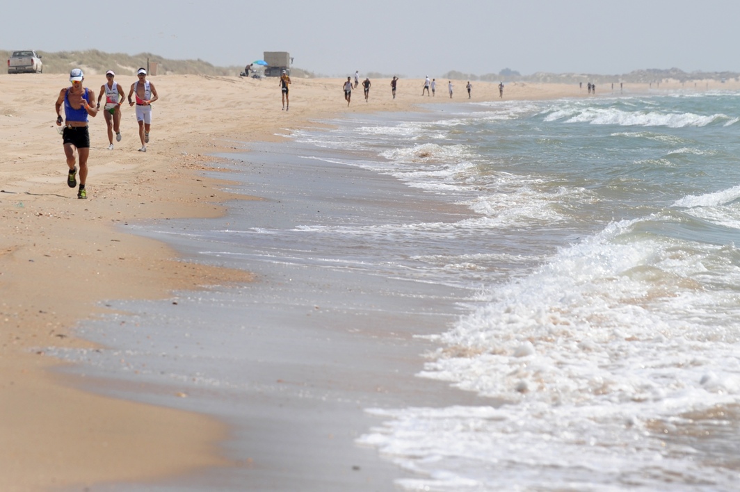 Los triatletas atravesarán 30 kms. de arena de playa virgen en la carrera a pie © Juan J. Úbeda