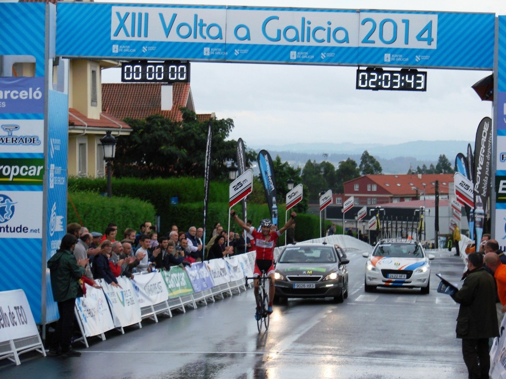 Óscar Sánchez, entrando en meta.