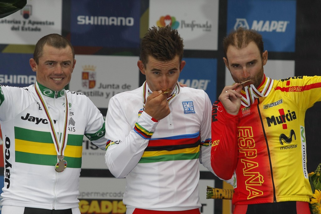 Los medallistas besan sus preseas © RG/CAF