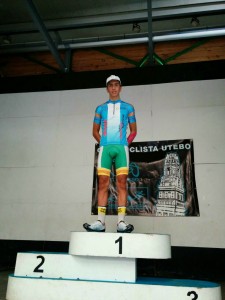 Rubén Allué, en el podio con el maillot de vencedor de la Challenge Aragonesa © FAC