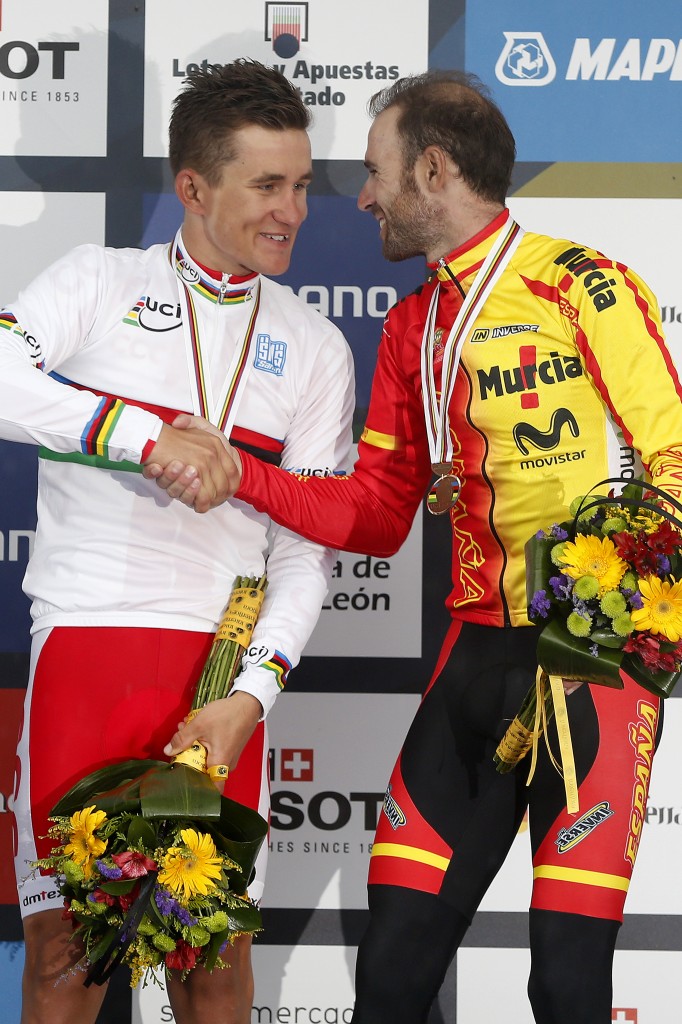 Valverde felicita a Kwiatkowski © JL/EFE