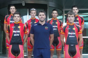 La selección sub-23, con Pascual Momparler. © RFEC