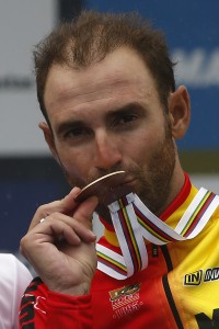 Valverde besa su tercer bronce seguido © JL/EFE