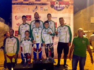 Los campeones andaluces de BMX lucieron sus maillot en el podio © FAC