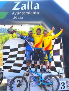 Podio del Open de España DH tras la última prueba en Zalla.