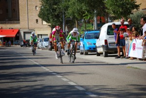 Apretado sprint entre Tamayo y Arnal.