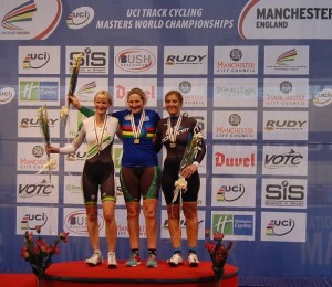 Alejandra Roca, en el podio con su medalla de bronce.